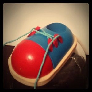 Assistive device teaching children to tie shoes